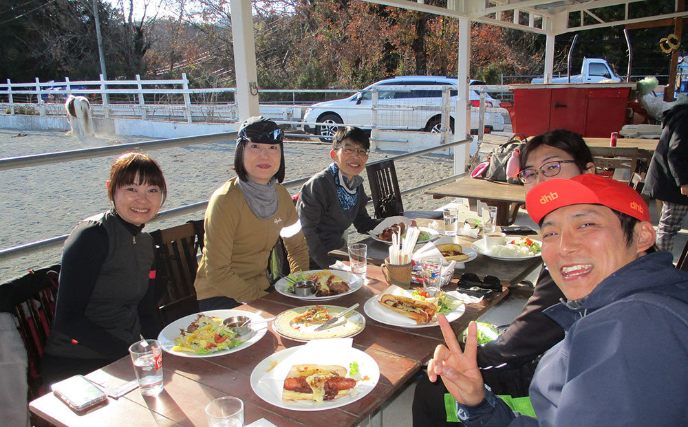 焚火カフェ　昼食風景.jpg