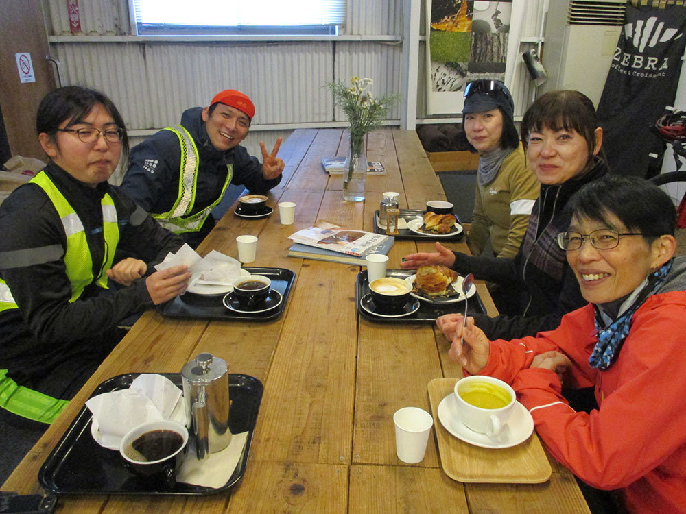 ゼブラコーヒー　軽食風景.jpg