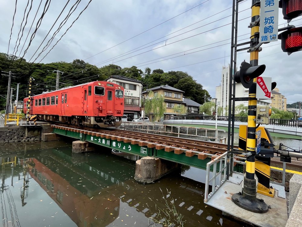 城崎温泉街を通る電車.jpg