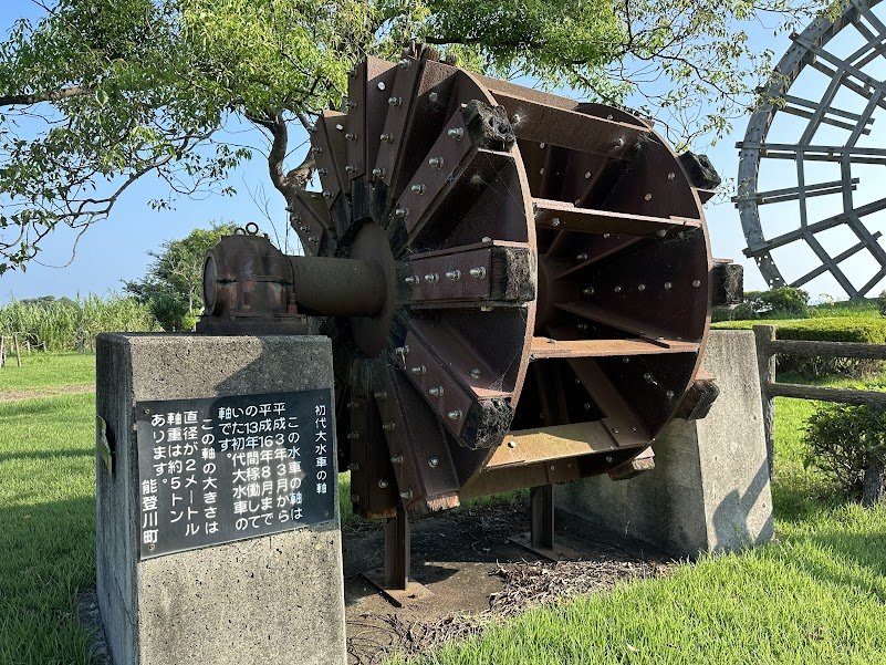 直径約13メートル！日本最大級の木造水車を間近で見られる能登川サイクリング